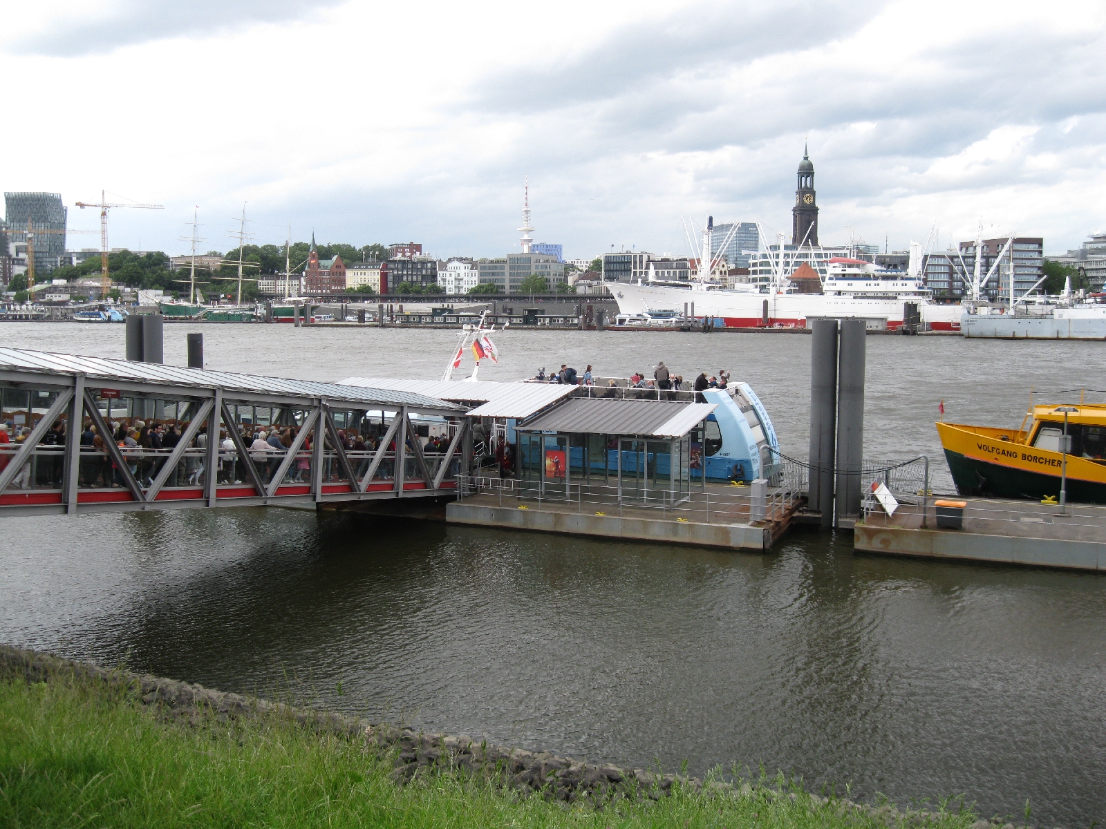 Ferries line up to Transport Theater-goers