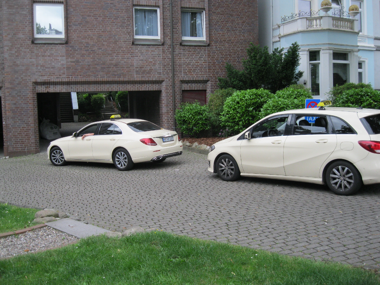 Hamburg taxi's are this frosted lemon color.